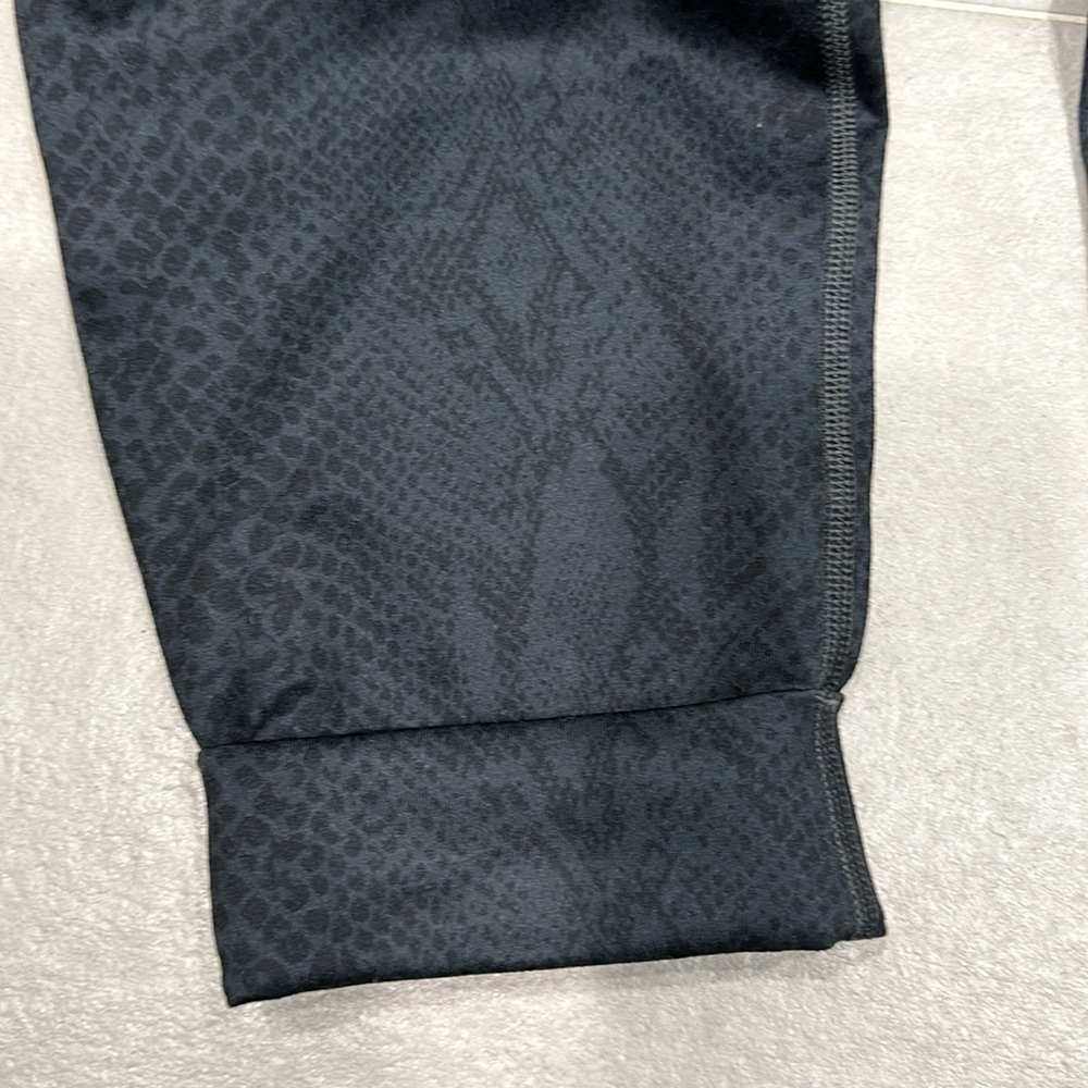 Lululemon pant, size 6 - Picture 9 of 13